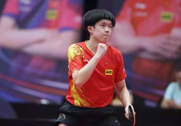 示了足球判 示了足球判